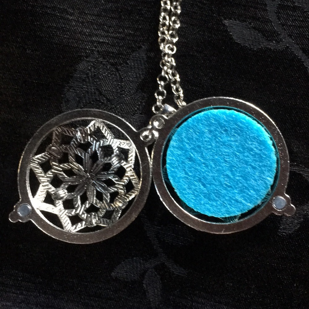 Last One! New! Aromatherapy Locket Necklace - Picture 4 of 7